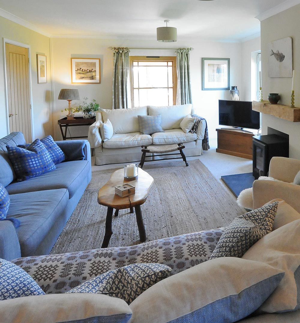 Semi open plan living / dining areas Semi open plan living / dining areas